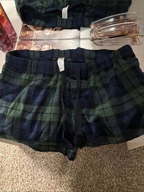 Medium Classic Plaid Pull-On Women's Shorts - Green/Navy